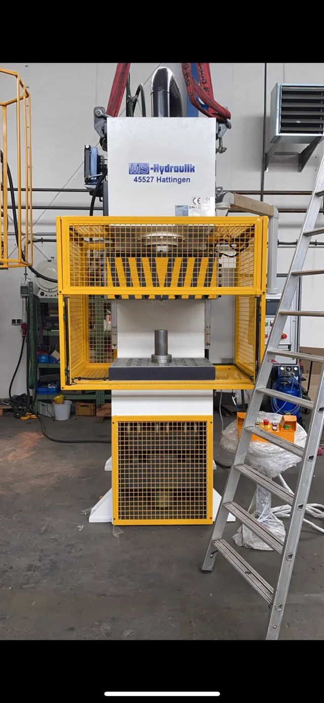 Kompakte Hydraulikpresse mit Schutzeinhausung