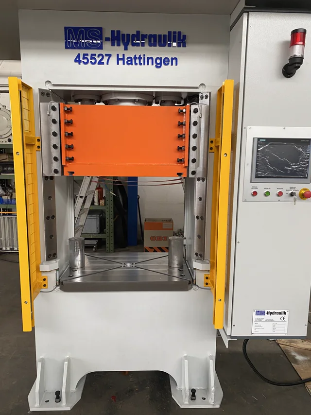 Kompakte Hydraulikpresse mit Arbeitsraum und Bedienfeld