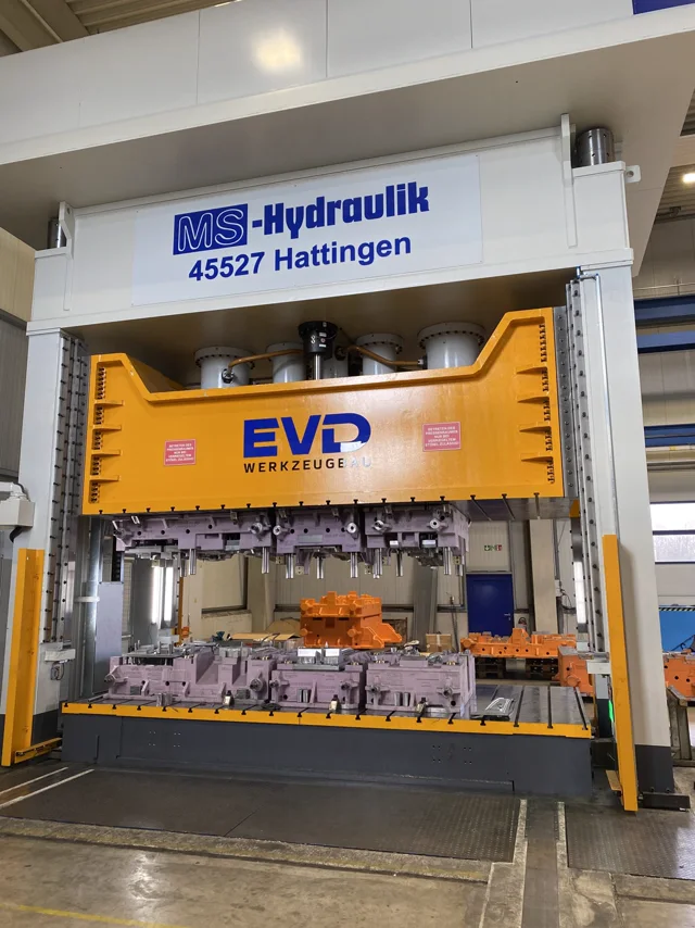 Hydraulikpresse in der Werkhalle