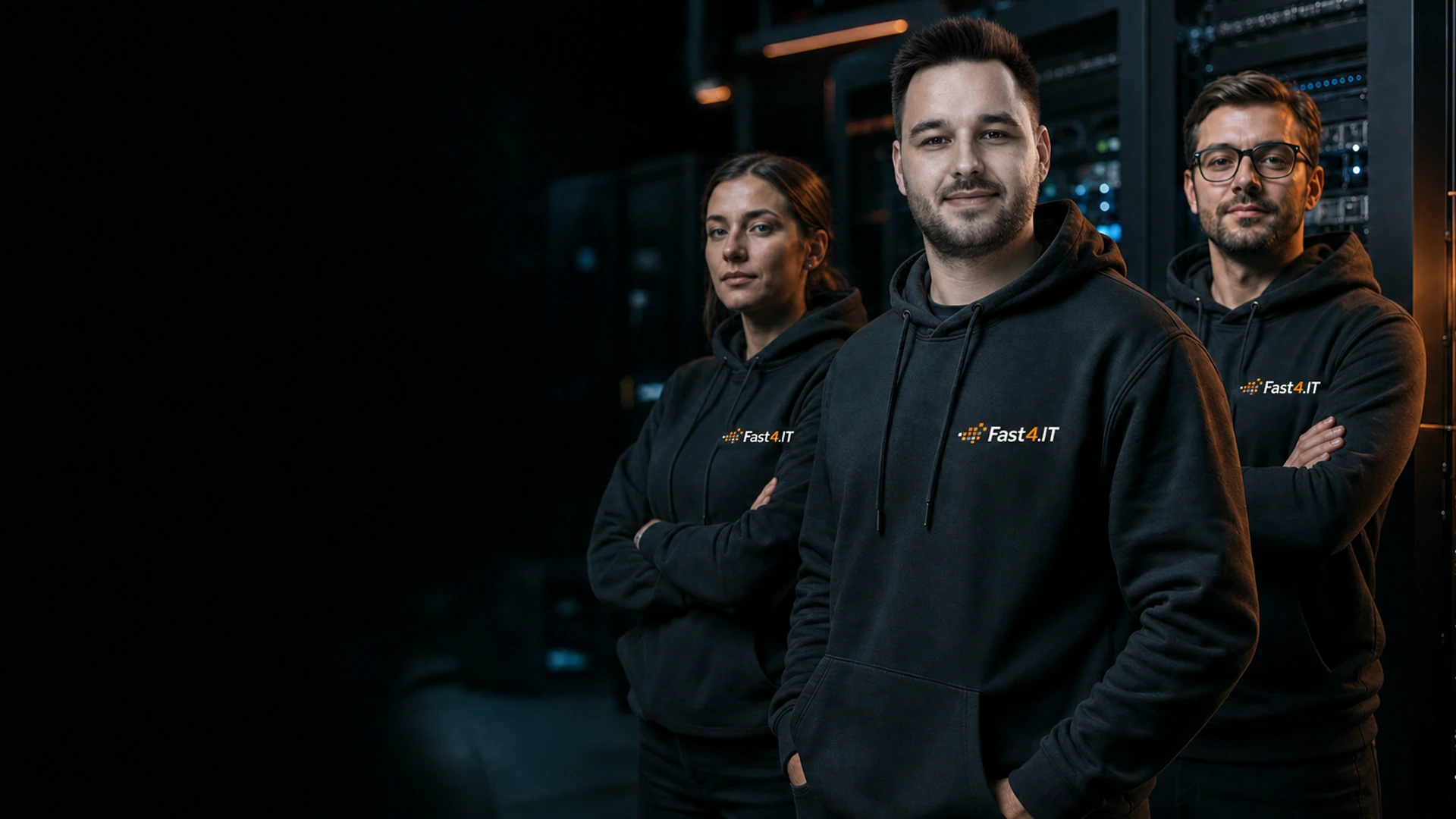 Drei Teammitglieder von Fast4.IT in einer modernen Serverumgebung