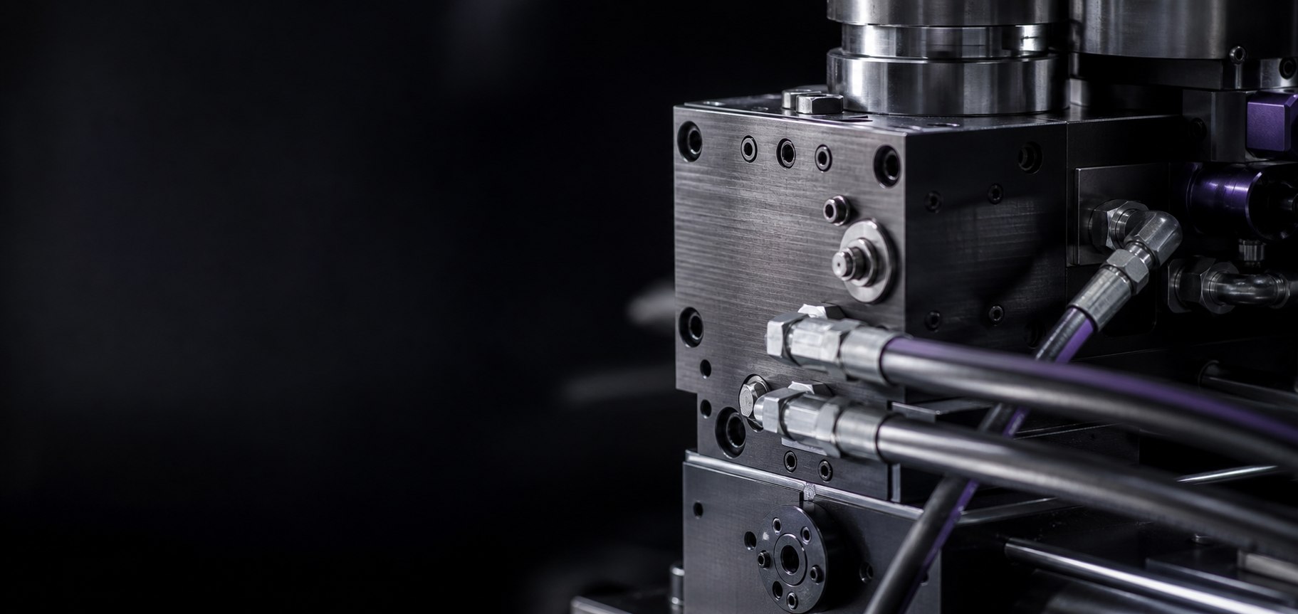 Präzisionsgefertigter Hydraulikblock mit angeschlossenen Druckleitungen